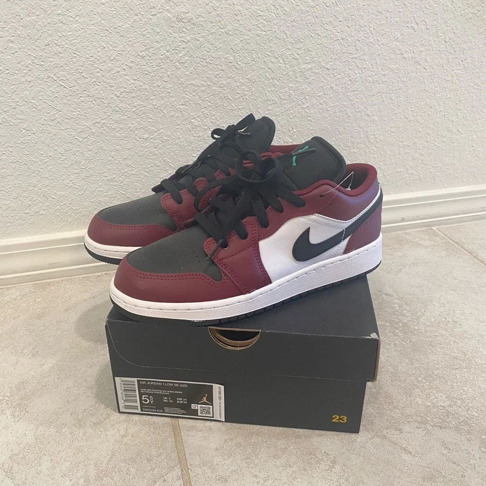 NEW! Air Jordan 1 Low SE Dark Beetroot Roma Green White Black Size 5.5Y
